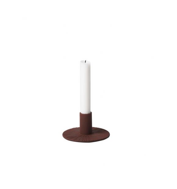 Cast lysestage fra ferm LIVING i rust farve.