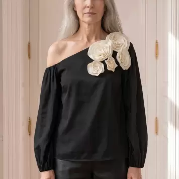 Atelier TAKTIL - Skye Offshoulder Blouse, Sort