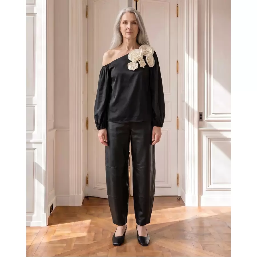 Atelier TAKTIL - Skye Offshoulder Blouse, Sort