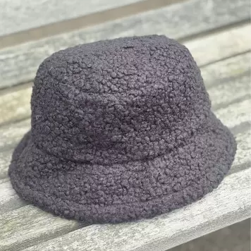 By Stær - Bøllehat Mai, Teddy Fl. farver