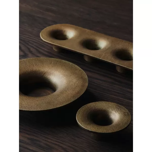 Ferm Living - Lysestage Soothe til Bloklys Ø:5, Messingfinish Ferm Living - Lysestage Soothe til Bloklys Ø:5, Messingfinish