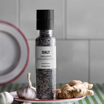 Nicolas Vahé - Havsalt med Sort Sesam, Hvidløg og Ingefær Nicolas Vahé - Havsalt med Sort Sesam, Hvidløg og Ingefær