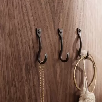 Ferm Living - Curvature 3 knager, Sort messing Ferm Living - Curvature 3 knager, Sort messing
