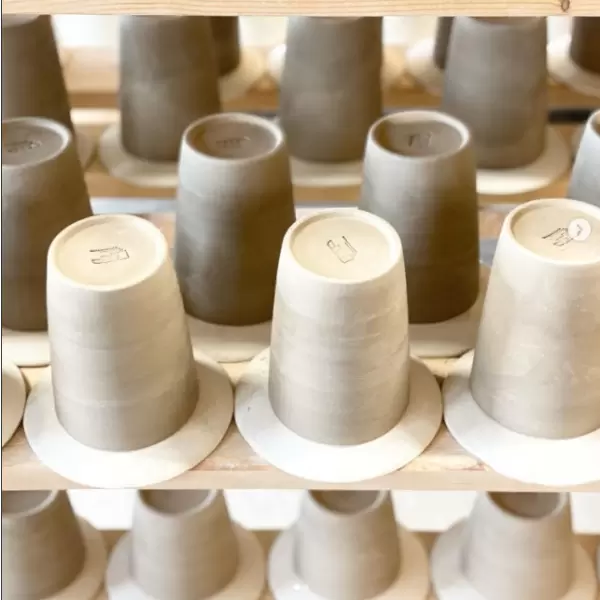 Bornholms Keramikfabrik - Ø-koppen Høj - fl. farver Bornholms Keramikfabrik - Ø-koppen Høj - fl. farver