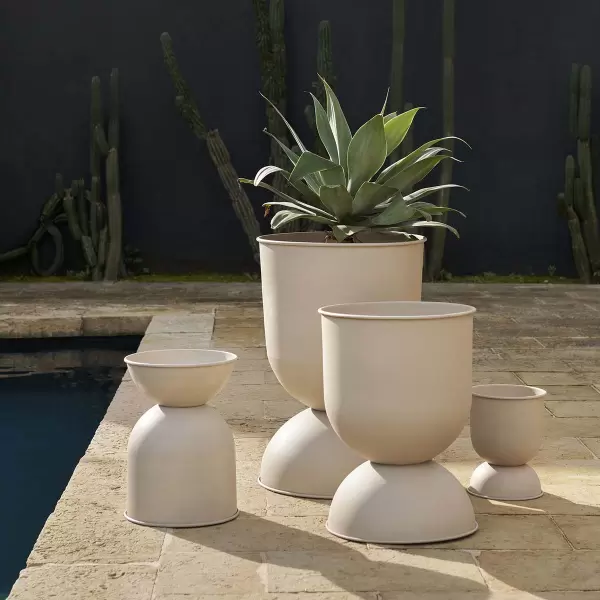 ferm LIVING - Ø: 40 x H: 59 cm. Hourglass Pot Cashmere, Medium  