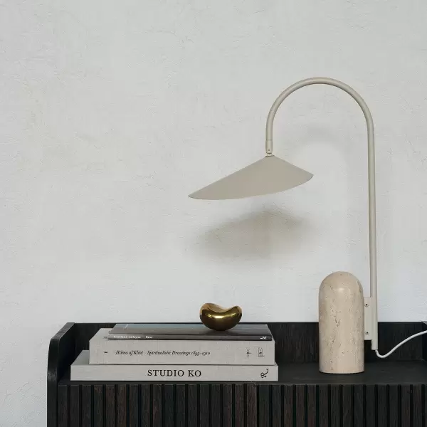 ferm LIVING - Bordlampe Arum, Cashmere