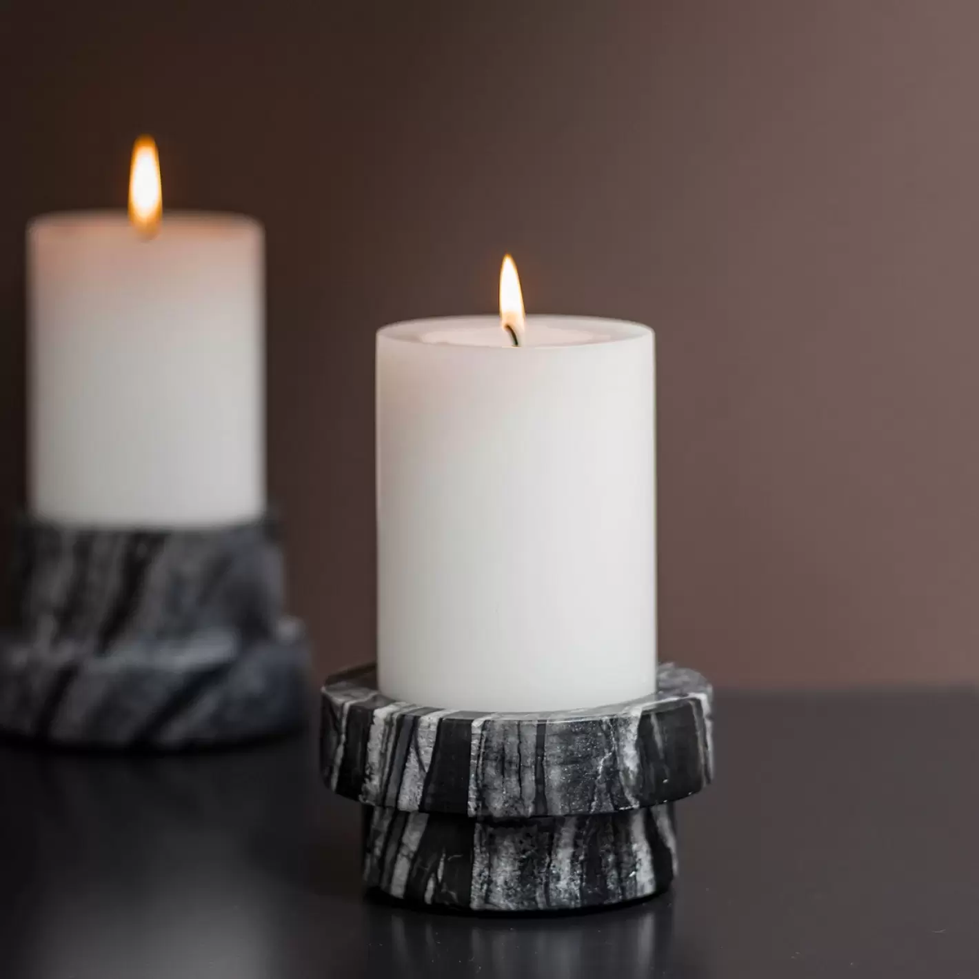 Lysestage Marmor Low, Sort/Grå