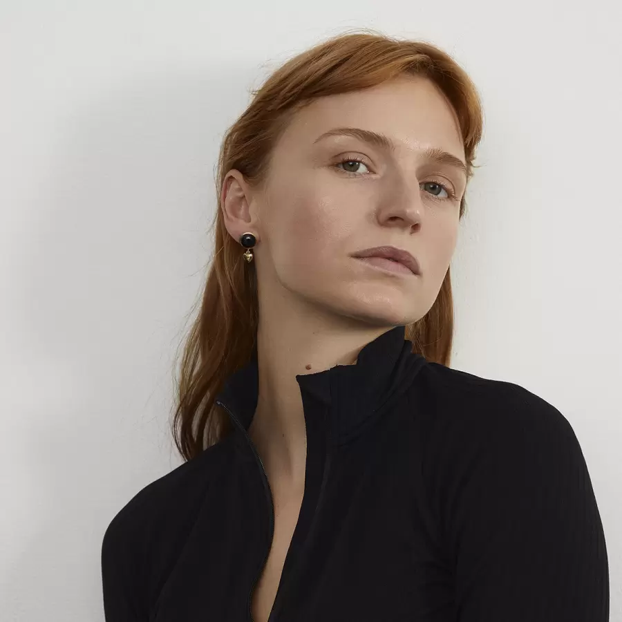 Trine Tuxen - Ørering Fay Onyx, Forgyldt sterlingsølv 1 stk