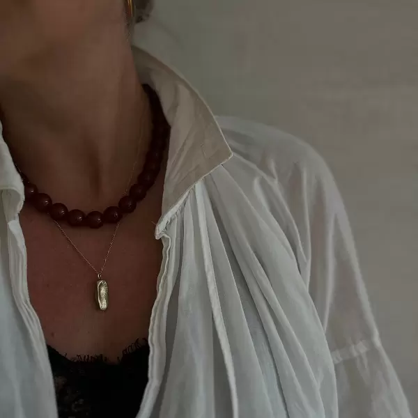Sisse Dinesen - Halskæde Karna, Carnelian Forgyldt
