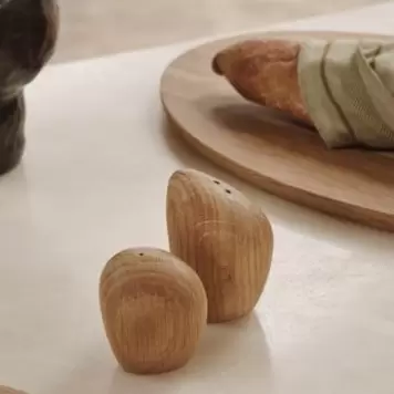 Ferm Living - Cairn Salt- og peberbøsse, Egetræ Ferm Living - Cairn Salt- og peberbøsse, Egetræ