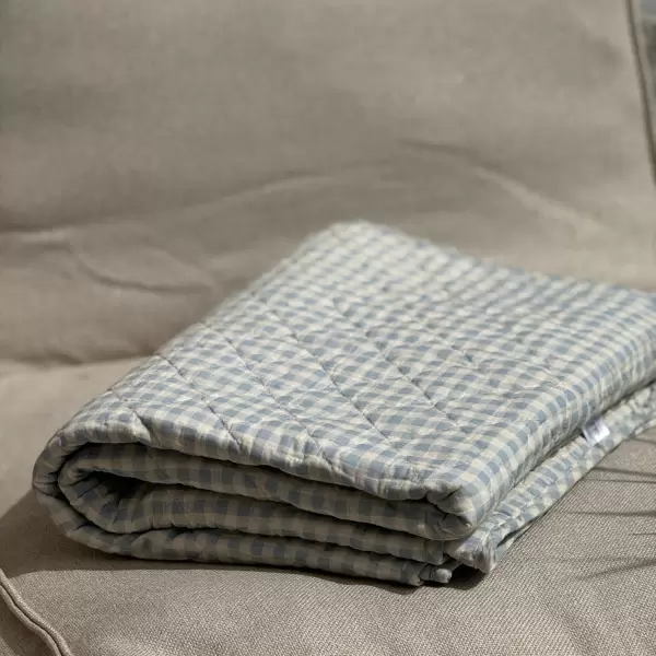 Ib Laursen - Quilt tæppe lyseblå m/naturfarvede små tern