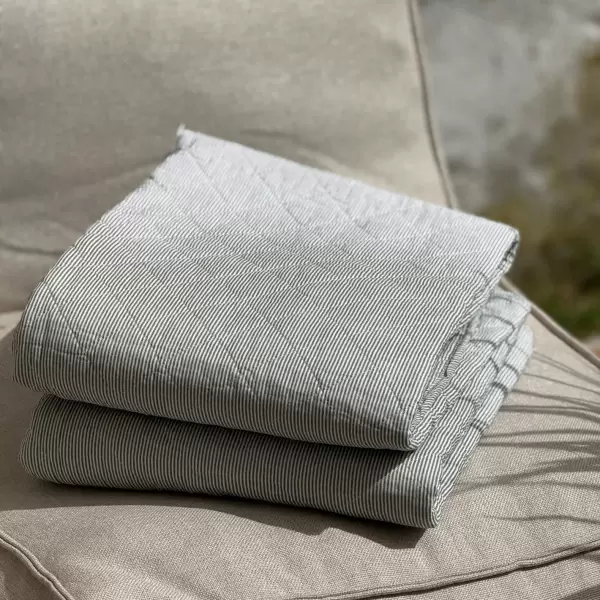 Ib Laursen - Quilt tæppe, hvid og grøn mælkedrengestrib