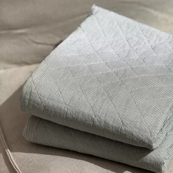 Ib Laursen - Quilt tæppe, hvid og grøn mælkedrengestrib