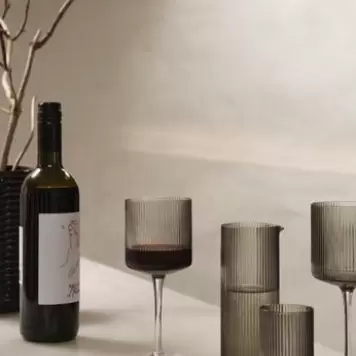Ferm Living - 2 stk. Ripple Hvidvinsglas, Smoked Grey
