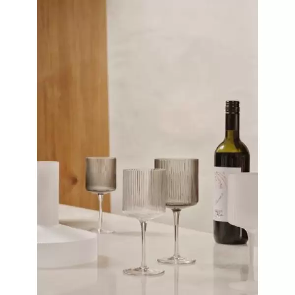 ferm LIVING - 2 stk. Ripple Hvidvinsglas, Smoked Grey