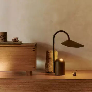Ferm Living - Arum Transportabel lampe, Dark Chocolate