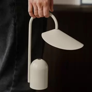 Ferm Living - Arum Transportabel lampe, Cashmere Ferm Living - Arum Transportabel lampe, Cashmere