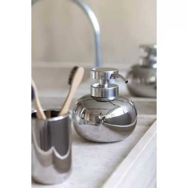 Mette Ditmer - LOTUS krom sæbedispenser, lav Ø11 x H13 cm, Chrome