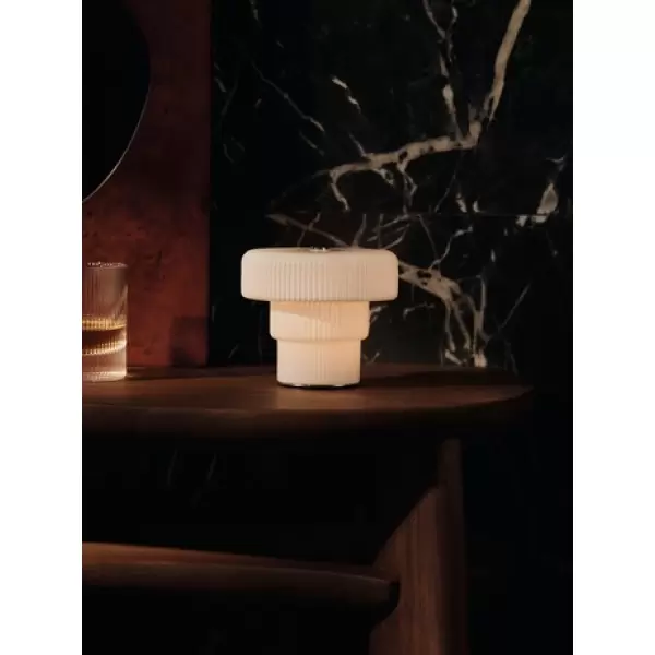 ferm LIVING - Ripple Bærbar og opladelig lampe - H10 -  Hvid