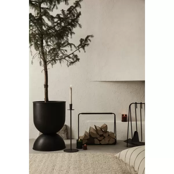 ferm LIVING - Hourglass Pot Sort, Medium, Mål: Ø: 40 x H: 59 cm. ferm LIVING - Hourglass Pot Sort, Medium, Mål: Ø: 40 x H: 59 cm.