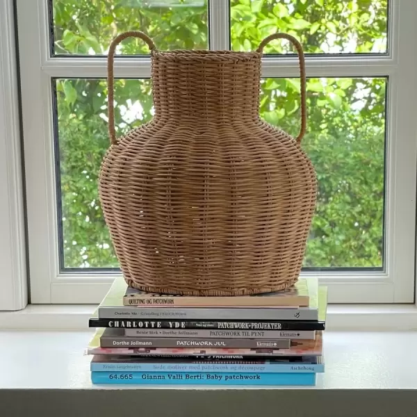 Jou Quilts - Jou Vase m. hanke, Rattan Ø:25*H:30 Jou Quilts - Jou Vase m. hanke, Rattan Ø:25*H:30