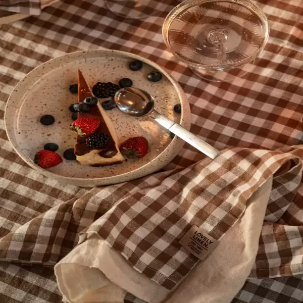 Lovely Linen - Hørdug 145*380 cm. ternet Lovely Linen - Hørdug 145*380 cm. ternet