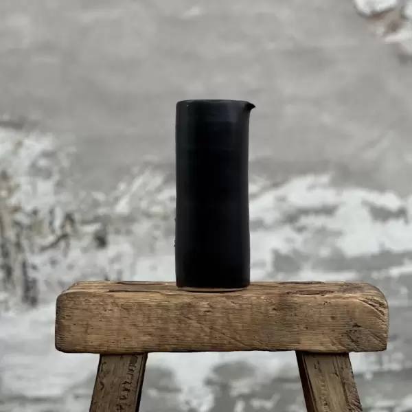 Per Bo - Cylinder vin- eller vandkande, mat sort, hånddrejet og håndglaseret Per Bo - Cylinder vin- eller vandkande, mat sort, hånddrejet og håndglaseret