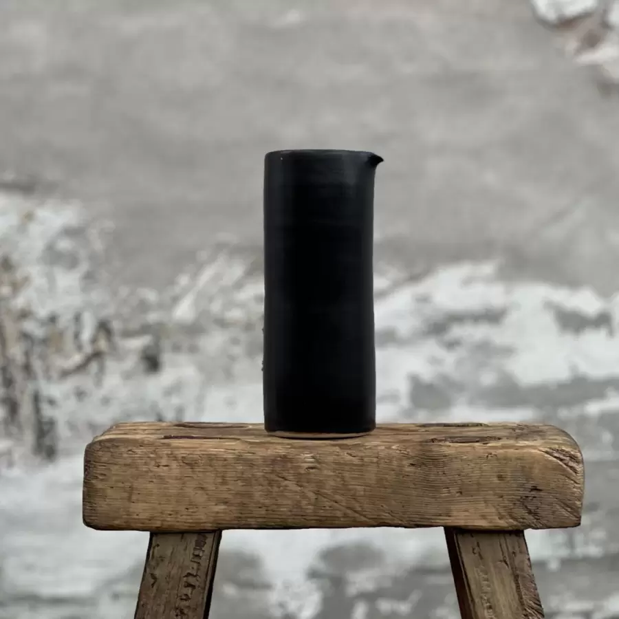 Per Bo - Cylinder vin- eller vandkande, mat sort, hånddrejet og håndglaseret