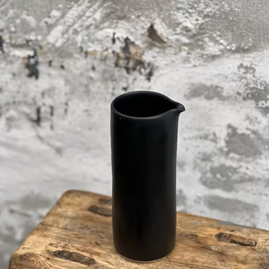 Per Bo - Cylinder vin- eller vandkande, mat sort, hånddrejet og håndglaseret