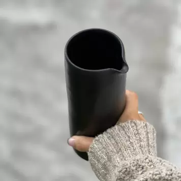 Per Bo - Cylinder vin- eller vandkande, mat sort, hånddrejet og håndglaseret