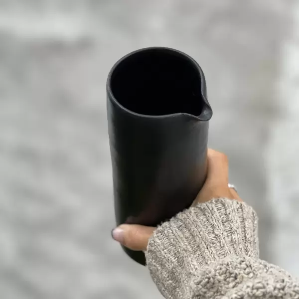 Per Bo - Cylinder vin- eller vandkande, mat sort, hånddrejet og håndglaseret