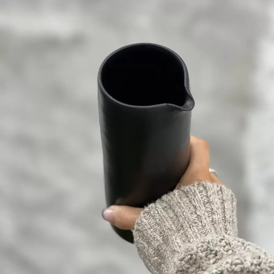 Per Bo - Cylinder vin- eller vandkande, mat sort, hånddrejet og håndglaseret