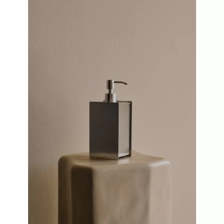 ferm LIVING - Sama sæbedispenser, børstet rustfrit stål, rummer 0,5 l