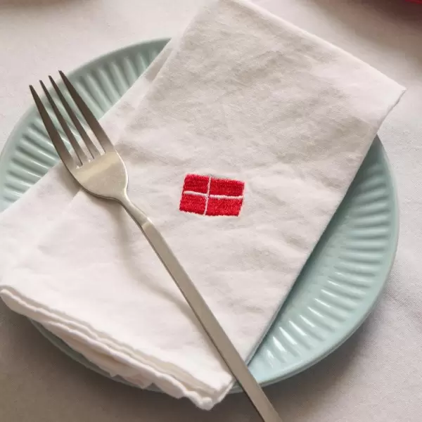 Ib Laursen - Stofserviet m/dansk flag hvid Ib Laursen - Stofserviet m/dansk flag hvid