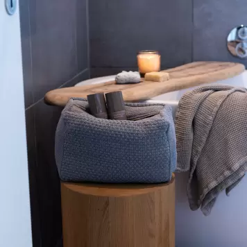 By LOHN - Strikket Toilettaske Petra, Med. Grey Melange 30*22*7 By LOHN - Strikket Toilettaske Petra, Med. Grey Melange 30*22*7