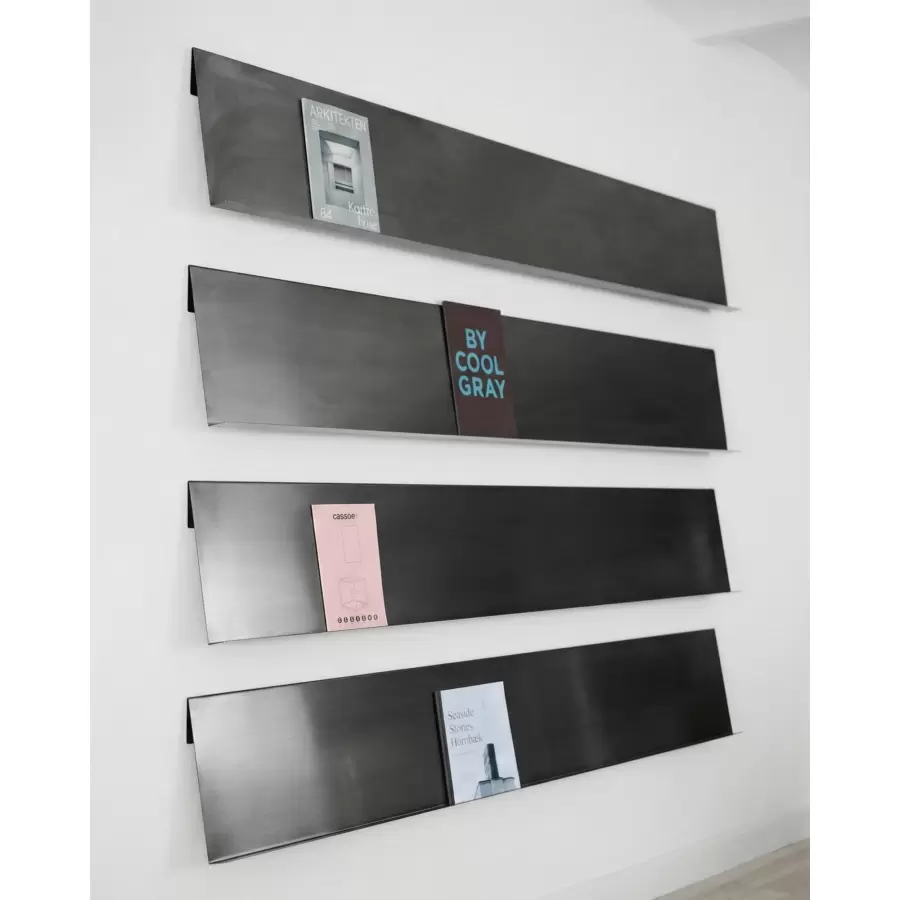 Acier Studio - Bodø Magasinholder, 82,5 cm. børstet rustfri stål