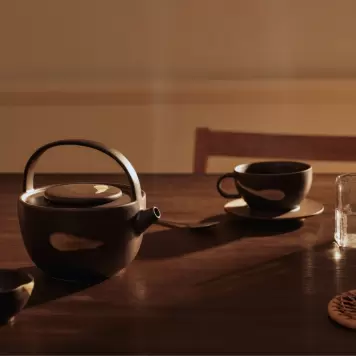 Ferm Living - Koyo Tekop med underkop, Dark Brown/Buff