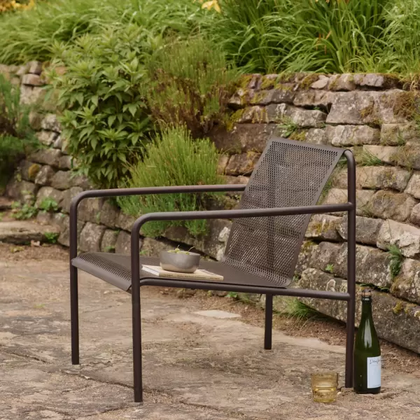 ferm LIVING - Dapple Loungestol med armlæn, Dark Chocolate - Hent selv