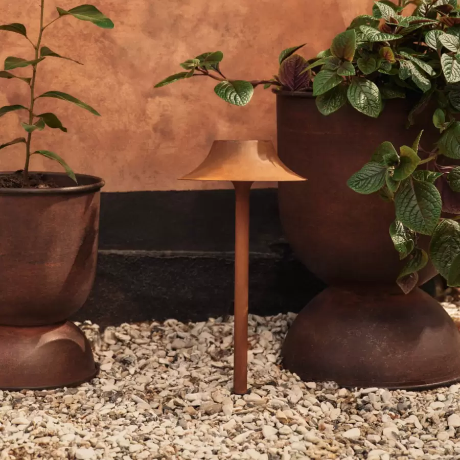 Ferm Living - Cortivo Udendørs Solcellelampe, Rust, på lager september 2026