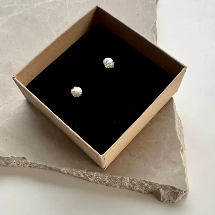 Sisse Dinesen - 2 Øreringe med små fingeraftryk