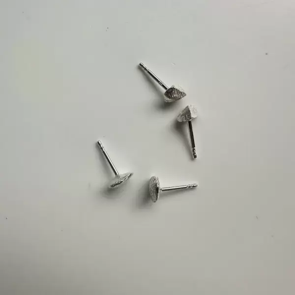 Sisse Dinesen - 2 Øreringe med små fingeraftryk