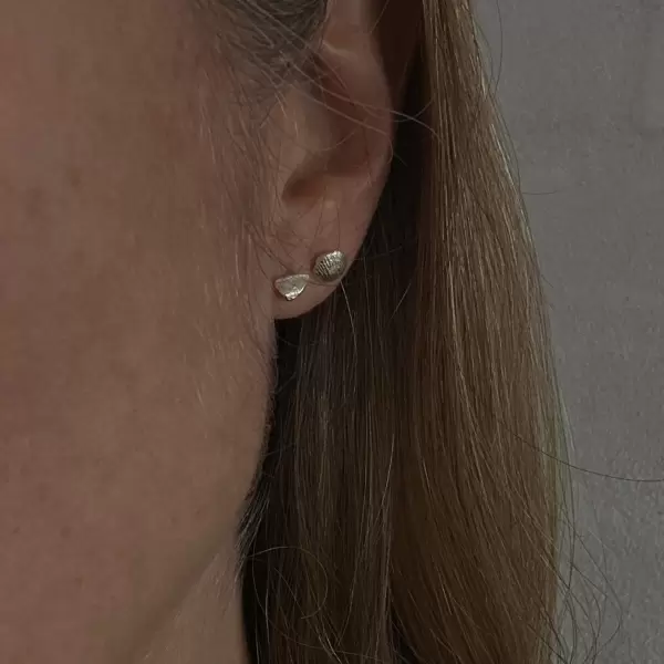 Sisse Dinesen - 2 Øreringe med små fingeraftryk