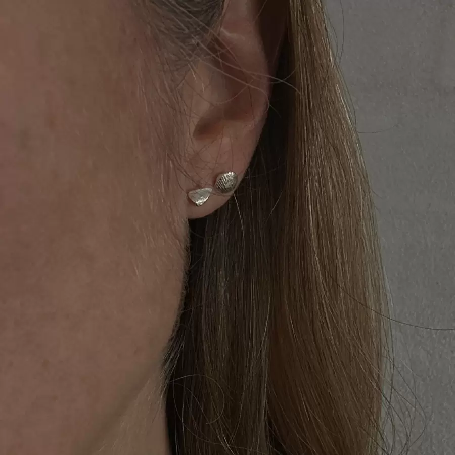 Sisse Dinesen - 2 Øreringe med små fingeraftryk