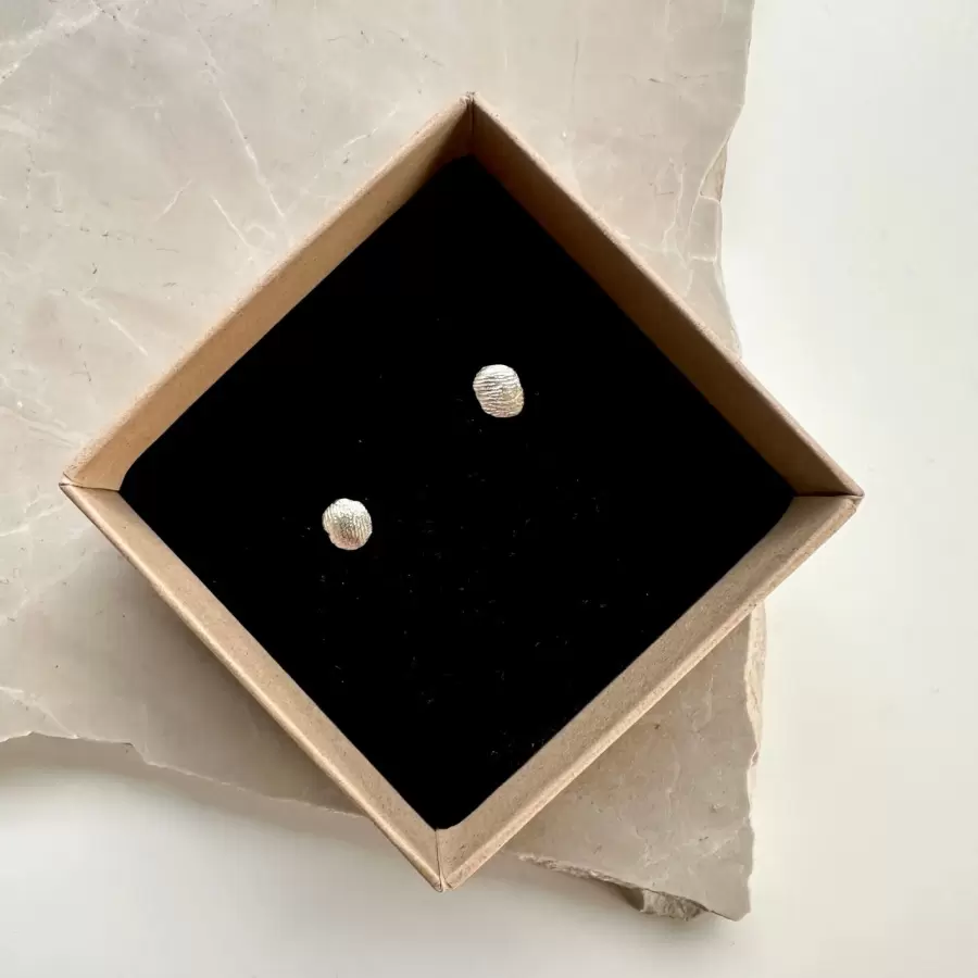 Sisse Dinesen - 2 Øreringe med små fingeraftryk