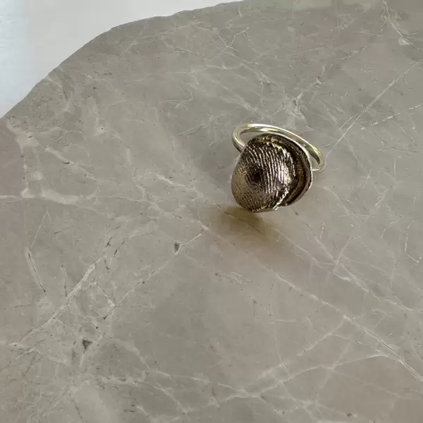 Sisse Dinesen - Ring Fingeraftryk Stor, Ø: ca. 2 cm.