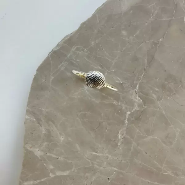 Sisse Dinesen - Ring Fingeraftryk Lille, Ø: ca. 1 cm.