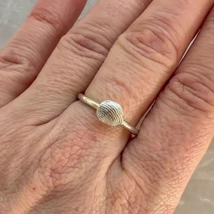 Sisse Dinesen - Ring Fingeraftryk Lille, Ø: ca. 1 cm.