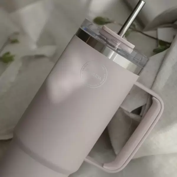 AYA&IDA - Termokop med sugerør 885 ml. AYA&IDA - Termokop med sugerør 885 ml.