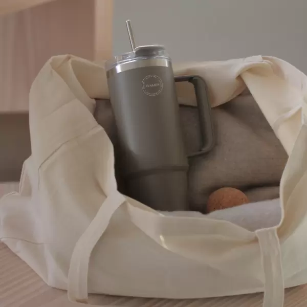 AYA&IDA - Termokop med sugerør 885 ml. AYA&IDA - Termokop med sugerør 885 ml.