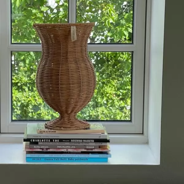 Jou Quilts - Jou Vase med fod, Rattan Ø: 24*35 Jou Quilts - Jou Vase med fod, Rattan Ø: 24*35